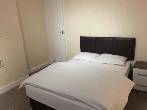 Aylestone House | Room in Guest room - Large Room in Leicester