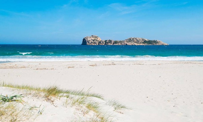 Piscinas House | Delightful Deluxe King Room at S'olivariu Village