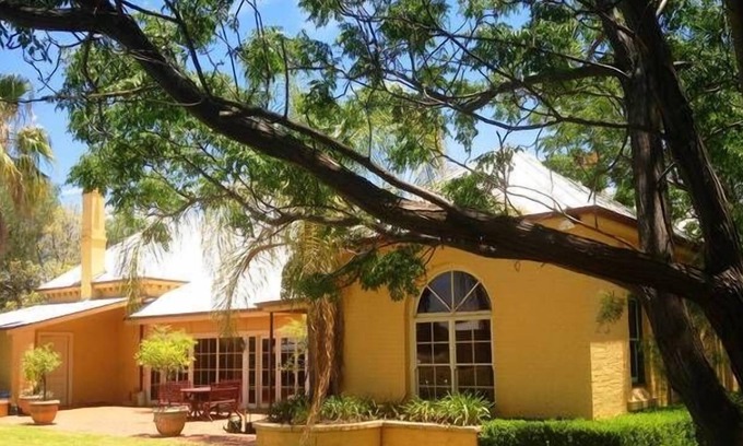 Dubbo House | Inviting Room in Historic Ranelagh House with Pool & Breakfast