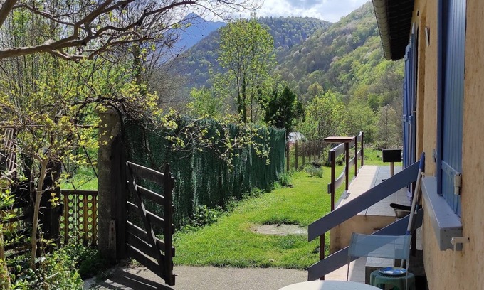 Aspet House | Tranquil Villa Retreat with Mountain Views and Breakfast