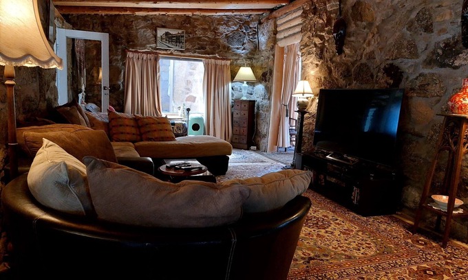 Gungal House | Cozy Remote Stone Cottage with Plunge Pool & Sauna