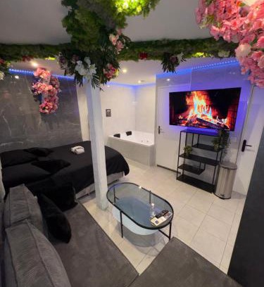 Saint-Denis Hotel | Relaxing Room & Jacuzzi Near Stade de France