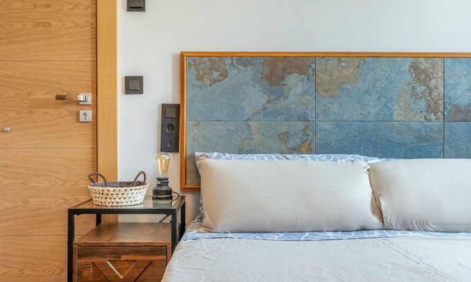 Murchas Apartment | Room 'La Boheme 4' with Mountain View, Wi-Fi and Air Conditioning