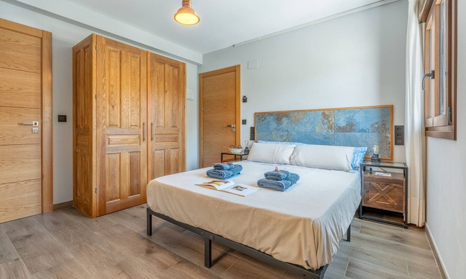 Murchas Apartment | Room 'La Boheme 6' with Mountain View, Wi-Fi and Air Conditioning