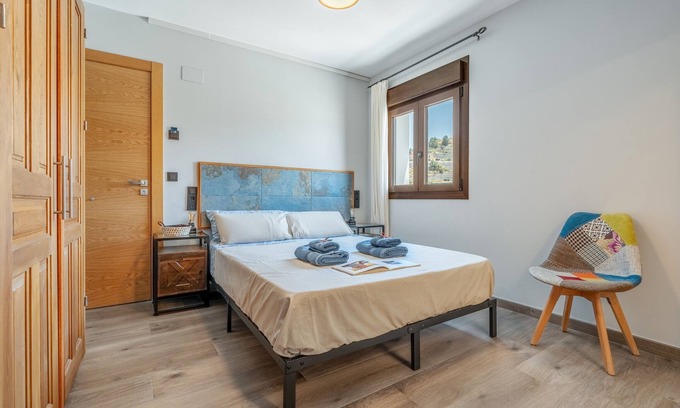 Murchas Apartment | Room 'La Boheme 7' with Mountain View, Wi-Fi and Air Conditioning