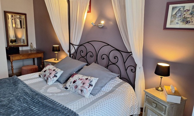Fye Apartment | Room 'Le Meslay N°2 - Chambre 2 Pers' with Shared Terrace, Shared Garden and Wi-Fi