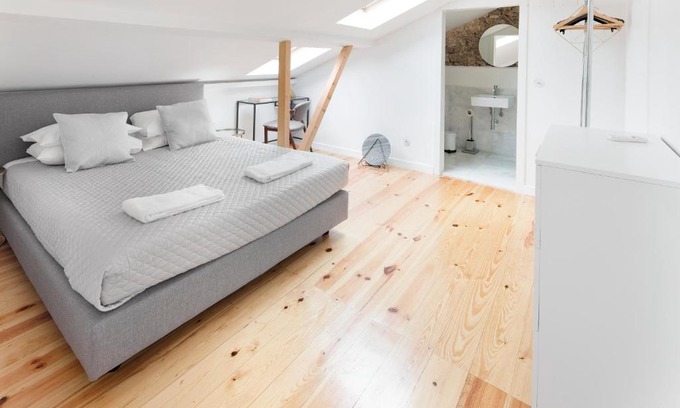 Santo Amaro House | Cozy Room Lusíadas with Kitchen and Private Bathroom