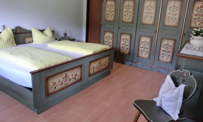 Oberharmersbach Apartment | Cozy Farmer's Room with Breakfast & Child-Friendly Amenities