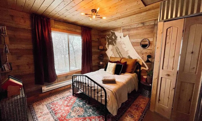 De Soto House | Cozy Retreat at Room on the Ridge with Hot Tub