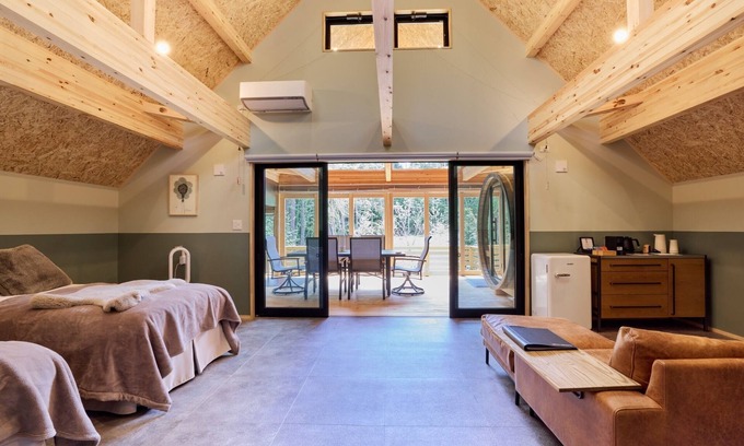 Narusawa Hotel | Inviting Peridot Cottage with Spa & Pet-Friendly Amenities