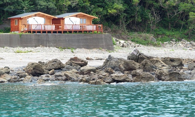Tanami House | Cozy Log House with Ocean View, Jacuzzi & Pets Welcome
