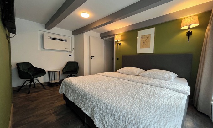 Amstelveld Apartment | Room/private bathroom in centre