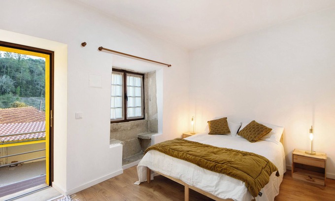 Coimbra Apartment | Room 'Quarto 4 Piso Superior - Quinta Df' with Mountain View, Wi-Fi and Air Conditioning