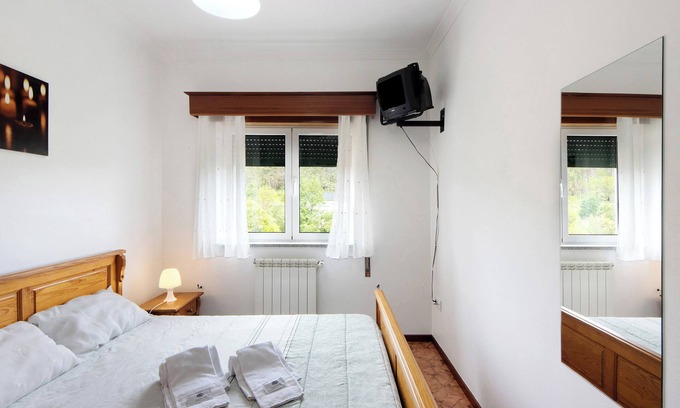 Castro Daire Apartment | Room 'Quarto 5 - Jorge Galinheiro' with Mountain View, Shared Garden and Wi-Fi