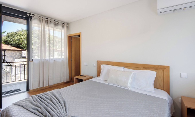 Rossas Apartment | Room 'Quarto 5' with Mountain View, Wi-Fi and Air Conditioning