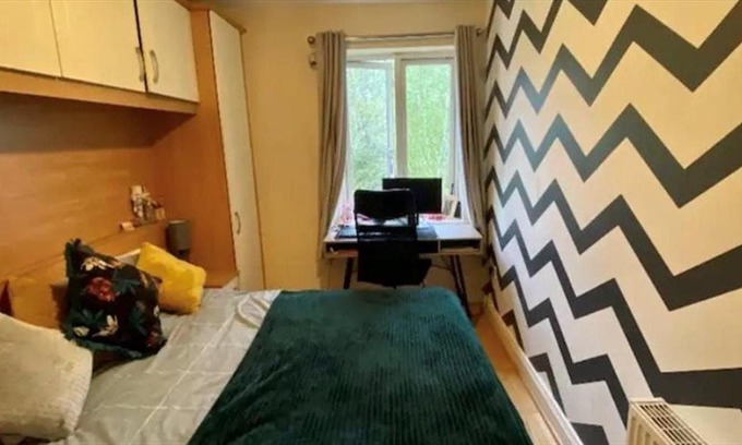 Sutton Cross House | Cozy Room to Rent with Complimentary Breakfast Included