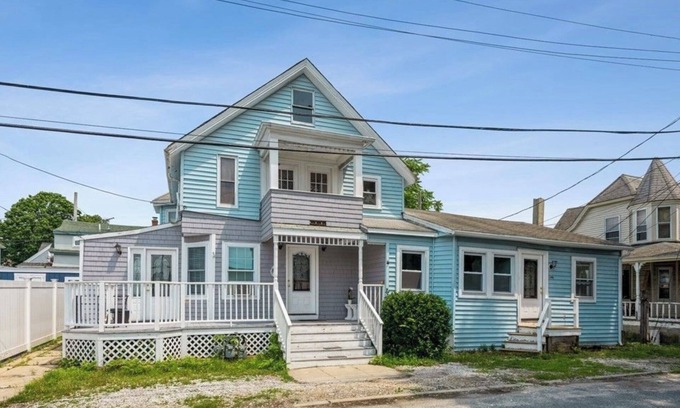 Buzzards Bay House | Room to rent in Onset village. Steps to the beach, restaurants and shopping.