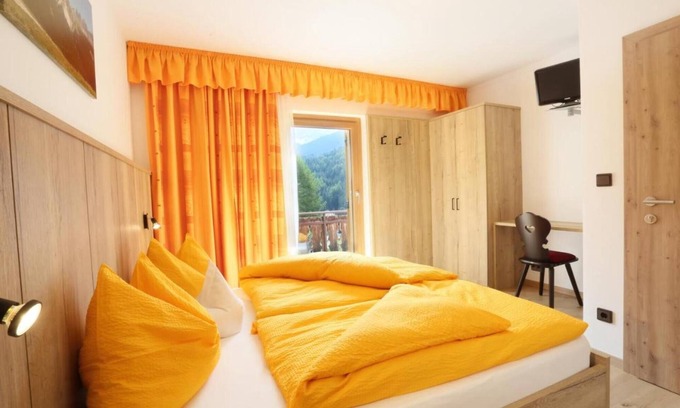 Villnoss Apartment | Room 'Veltierhof 1' with Mountain View, Private Terrace and Wi-Fi