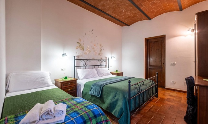 Catabbio Apartment | Room 'Verde' with Shared Pool and Shared Garden
