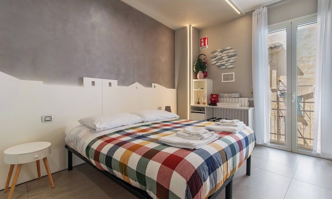 Mola di Bari Apartment | Room 'Vista Mare - Cavalluccio Marino' with Shared Terrace, Wi-Fi and Air Conditioning