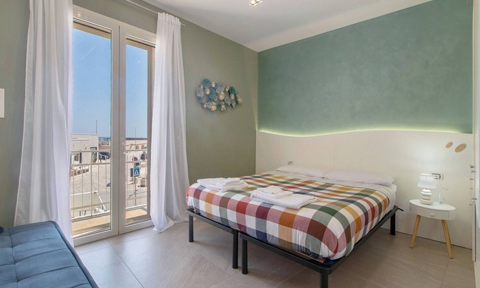 Mola di Bari Apartment | Room 'Vista Mare - Pesce' with Shared Terrace, Wi-Fi and Air Conditioning