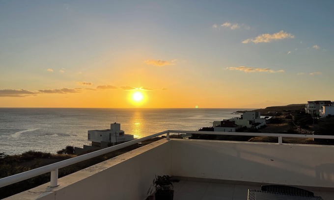 Praia Bed & Breakfast | room with a host by the sea nA haven of peace for sleeping or working – wifi