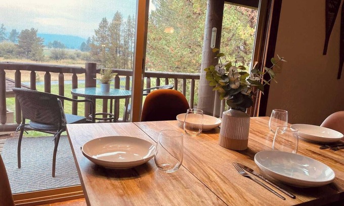 Sunriver Condo | Room With a View Condo: Top-Rated Stay with SHARC Passes