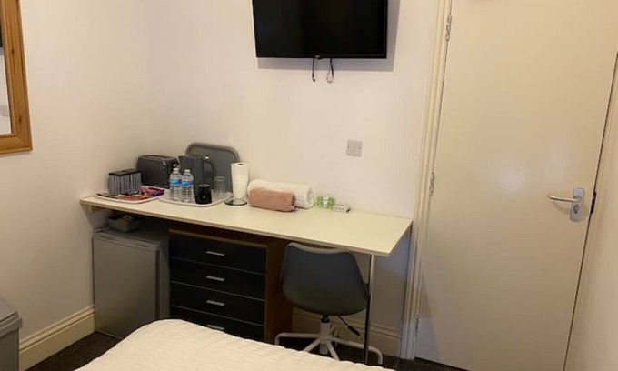 Manchester House | Comfortable Room with En-Suite Bathroom for Savvy Travelers