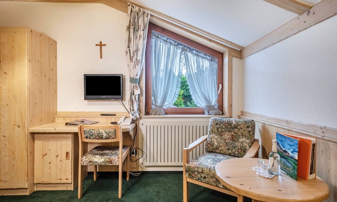 Waggershausen Apartment | Room 'Zweibett Zimmer 1' with Shared Garden