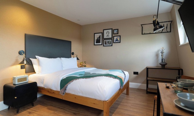 Hammersmith Broadway Apartment | Elevated Comfort at room2 Hammersmith Townhouse