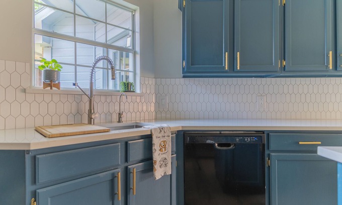 Frisco House | Elegant Mid Century Modern Retreat with King Beds & Kitchen
