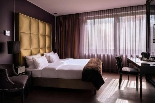 Gutleutviertel Hotel | Discover Roomers Frankfurt: Pet-Friendly Spa Retreat