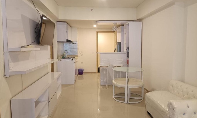 Serpong Apartment | Inviting Stay at RoomQu in Serpong Residence with Pool