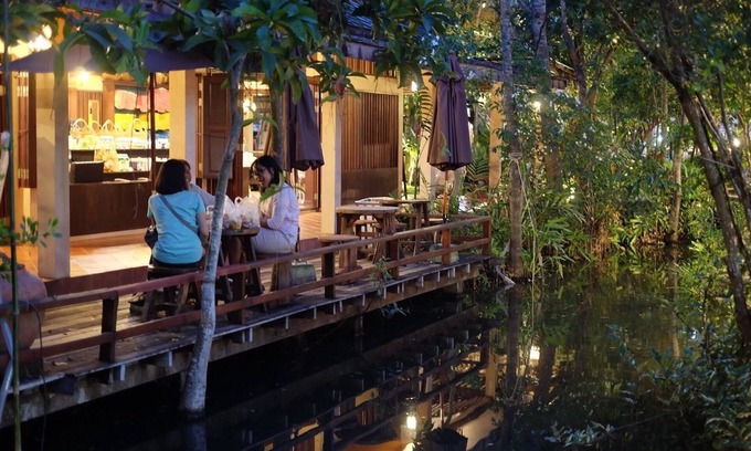 Amphawa Hotel | Discover RoomQuest Amphawa: Family-Friendly Stay Near Market