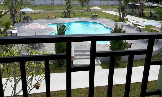 Phanat Nikhom Hotel | Discover RoomQuest Chonburi: Family-Friendly Retreat