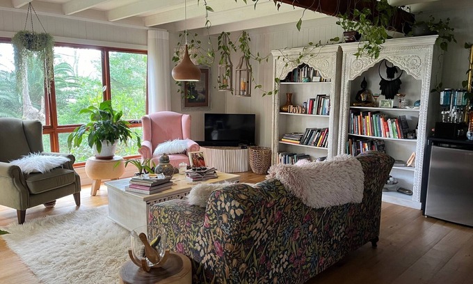 Brooklyn House | Rooms available Dangar Island, Artist retreat 2 minutes walk to the beach