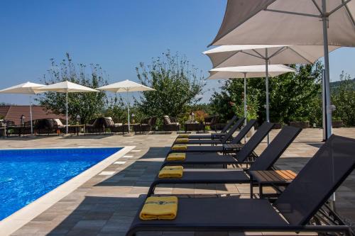 Catrnja Bed & Breakfast | Relaxing Rooms at Degenija Annex with Ocean View Amenities