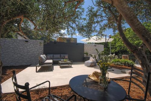 Cove Rogacic House | Comfortable Rooms Dilk - Family-Friendly with Kitchenette