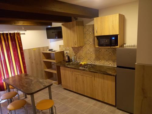 Piniava Hostel | Ideal Rooms for Rent with Hot Tub & Breakfast Included