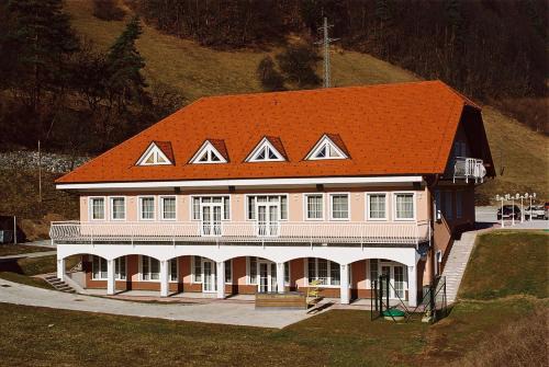 Celje Hotel | Pet-Friendly Rooms Hochkraut with Hot Tub & Breakfast