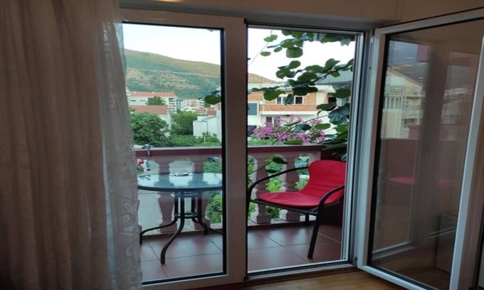Maini House | Discover Rooms Kuljic: Family-Friendly with Spa & Dining
