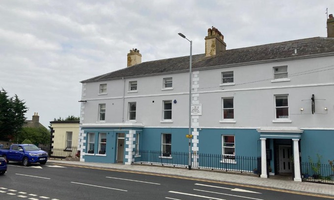 Newcastle Hotel | Pet-Friendly Rooms@Mourne with Kitchen - Rated 9/10!