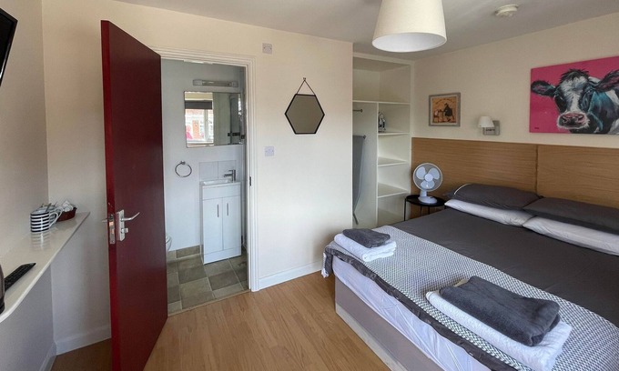 Byfleet Apartment | Cozy Rooms in Byfleet's Local Pub - Family-Friendly Stay