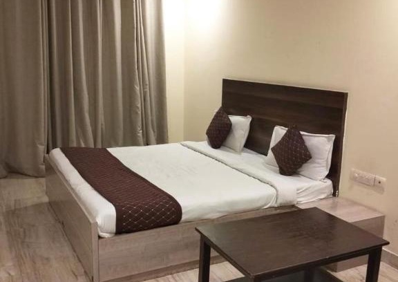 Mahipalpur Extension Hotel | Accessible Comfort at Roomshala 101 Lakshmi Residency