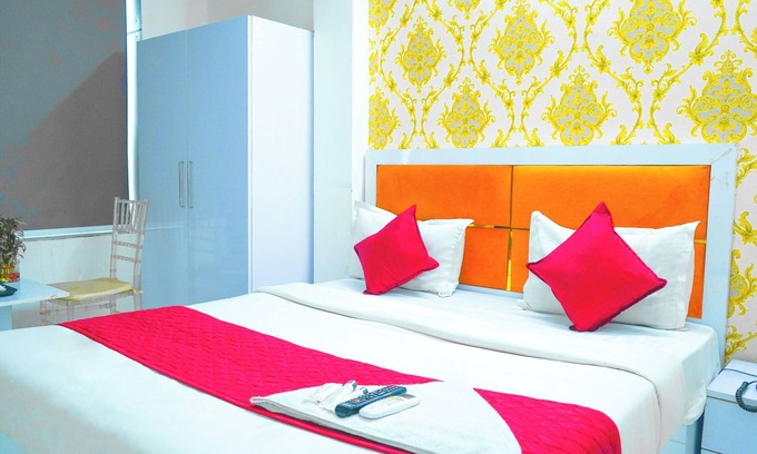 Indirapuram Hotel | Budget-Friendly Stay at Roomshala 115 Satguru Residency