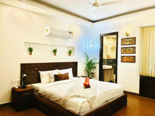 South Extension Hotel | Stylish Roomshala Studio Apartment in South Extension