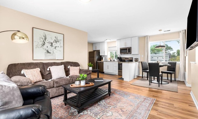 Roseville Apartment | Inviting 1BR Upper Flat in the Heart of Roseville