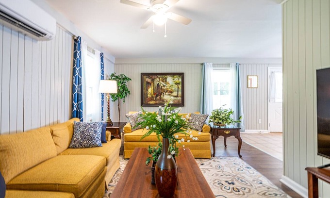 Madison House | Relaxing Retreat with Kitchen and Breakfast Included