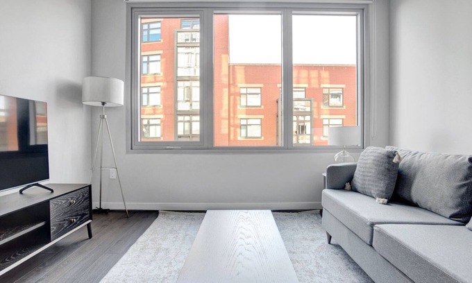 Clarendon Apartment | Elegant Clarendon 1BR with Gym, Pool & Metro Access