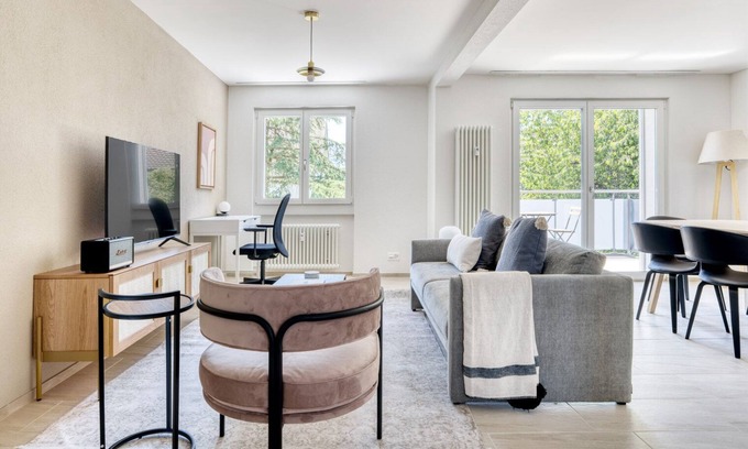 Dietikon District Apartment | Spacious Dietikon 3.5 Room Near Market, Pet-Friendly Stay